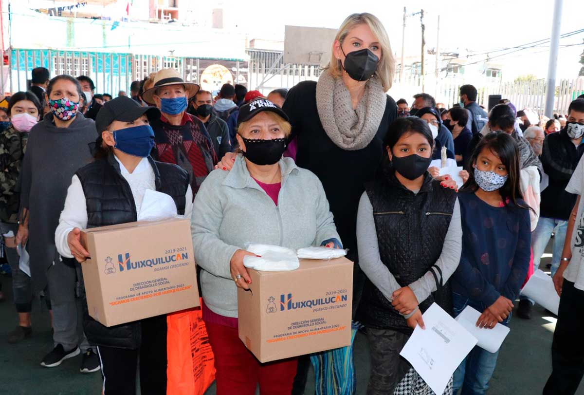 Entrega Huixquilucan apoyos alimenticios y cubrebocas a familias de El Olivo