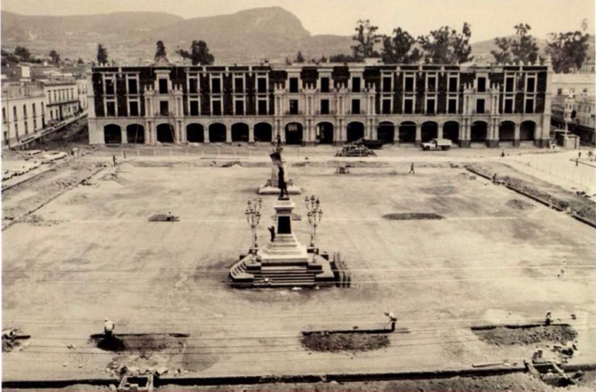 Foto histórica de la plaza Hidalgo, ahora Plaza de los Mártires de Toluca